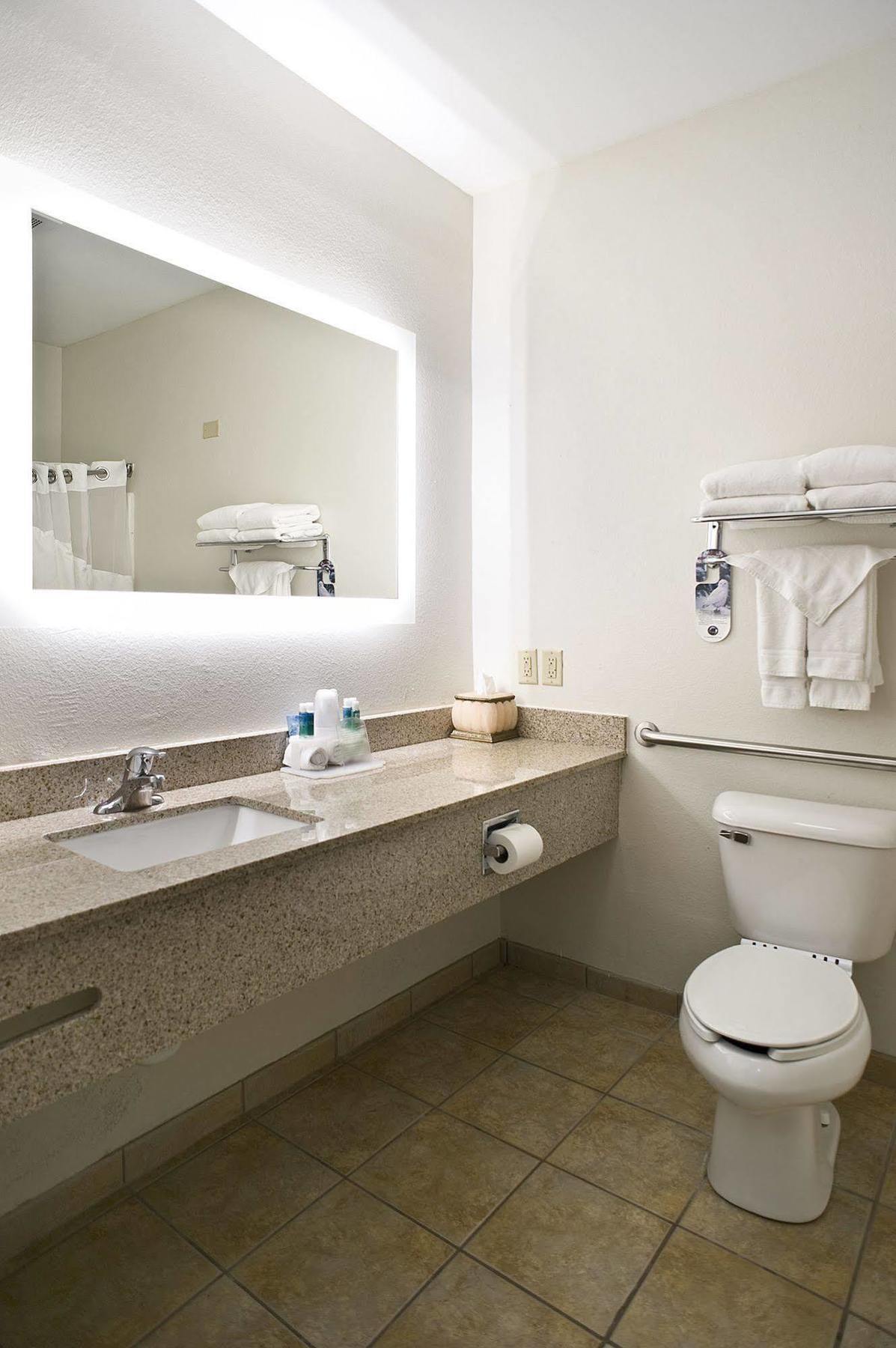 Holiday Inn Express & Suites Vermillion, An Ihg Hotel Exterior foto